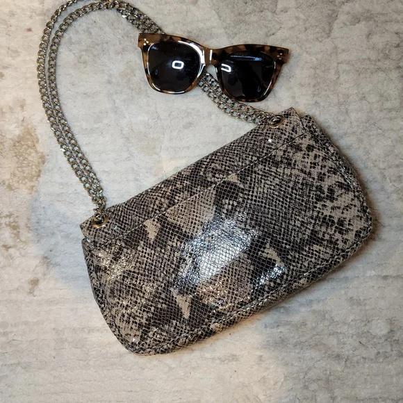 Micheal Kors purse - Picture 2 of 6